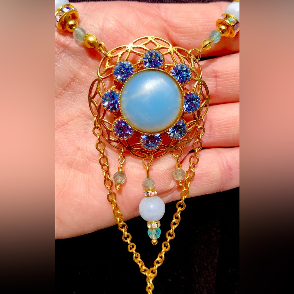 Semiprecious stones, sparkling glass - Picture 3 of 10